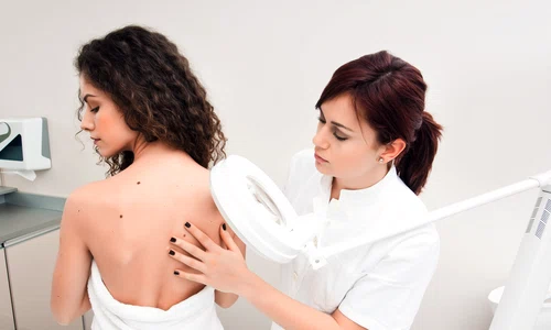 doctor alunita dermatologie cabinet pacient shutterstock 131427443 copy jpeg