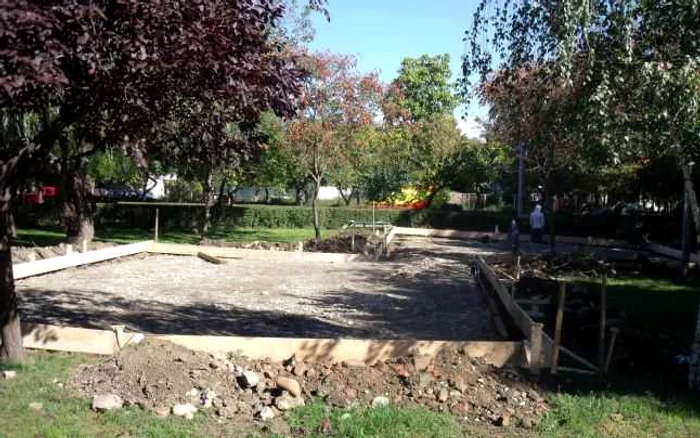 Locul de joacă se construieşte în parcul de la Teatru