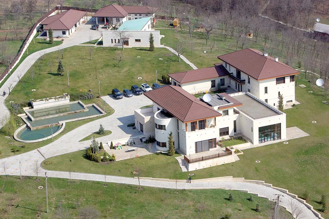 
    Domeniul lui Liviu Luca din comuna  Păuleşti are 27.000 mp şi este  compus din opt clădiri, piscină  pe trei nivele, un parc şi un heliport  