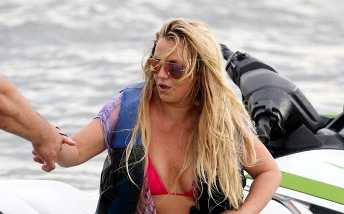 Britney Spears a profitat de vară şi de ocean după ce a fost externată din clinica de psihiatrie