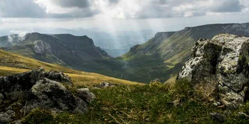 carare bucegi varfu omu foto shutterstock