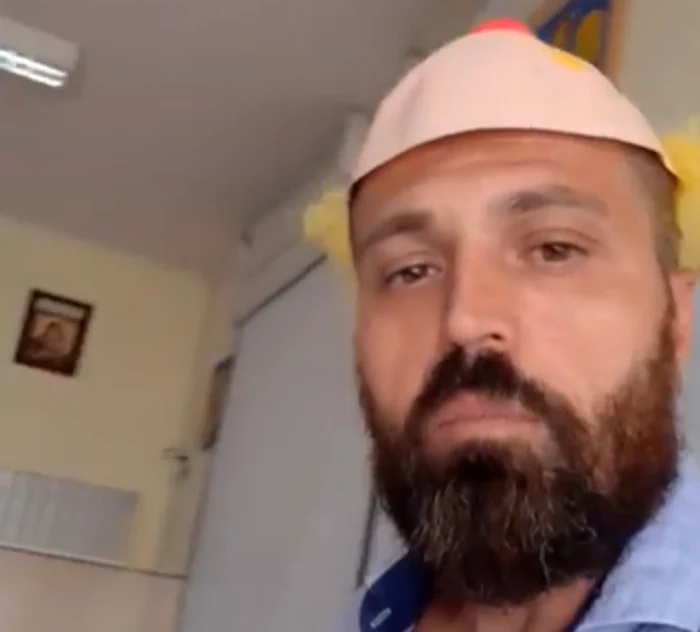 
    Profesorul Nelu Pop de la Liceul Sportiv Oradea a organizat un protest în sala de clasăfoto: captură/Facebook  