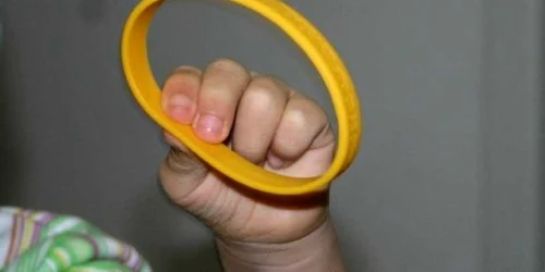 Cei care vor să îi ajute pe micuții bolnavi de cancer pot cumpăra brățara galbenă în valoare de 5 lei