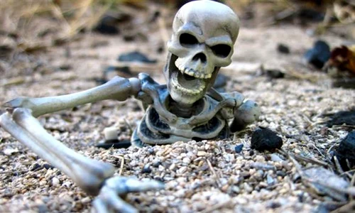În jurul lacului, situat la peste 5000 m altitudine se află în jur de 300 de schelete umane jpeg