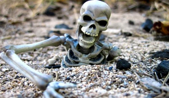 În jurul lacului, situat la peste 5000 m altitudine se află în jur de 300 de schelete umane