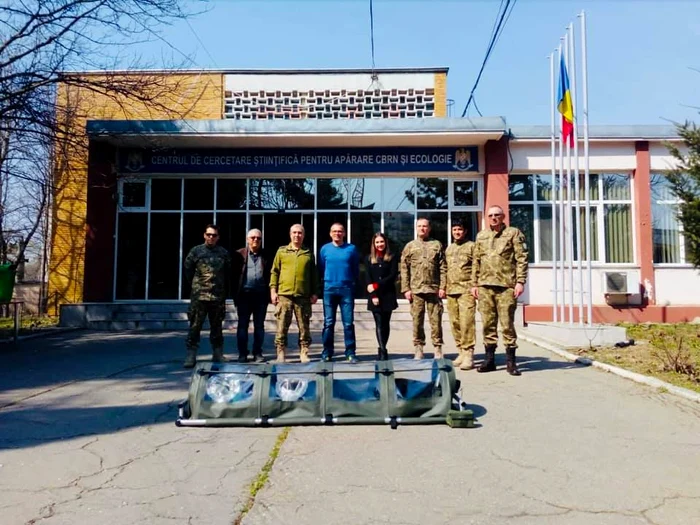 O parte din echipa care a creat izoleta românească