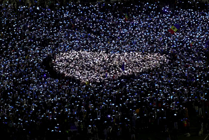 Inima lunimată în alb şi albastru. Foto Inquam/Ocrav Ganea