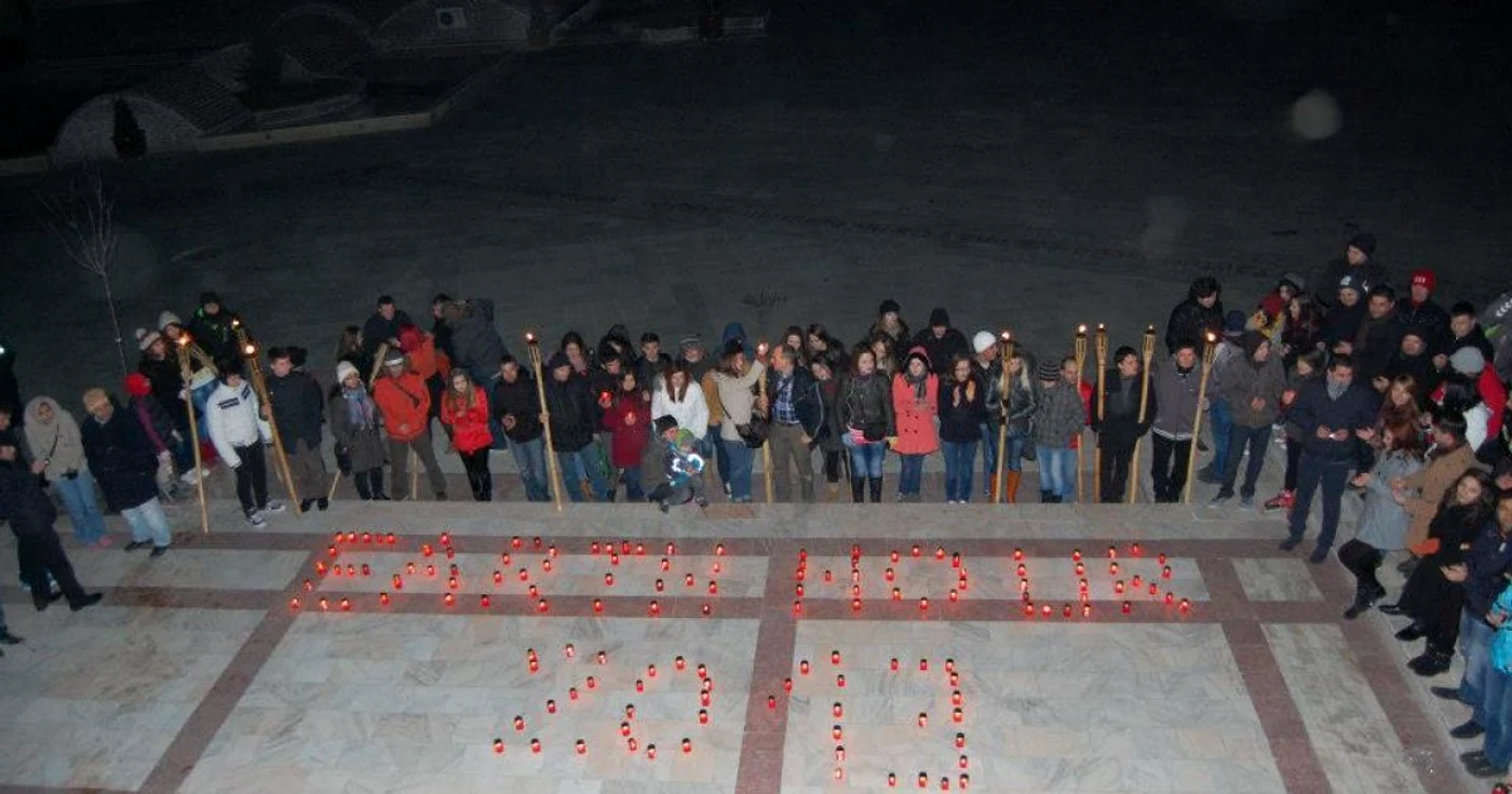 Tinerii au scris cu lumânări "Earth Hour"