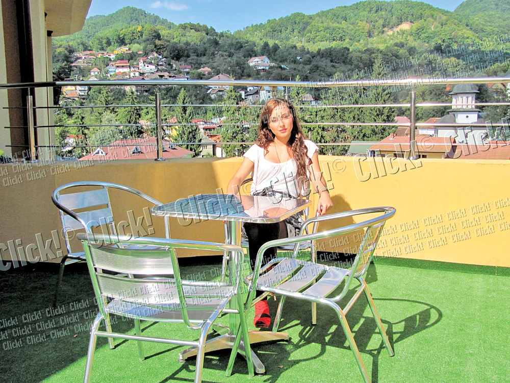 Pe terasă îşi bea cafeaua  şi e primul loc unde  îşi pofteşte oaspeţii