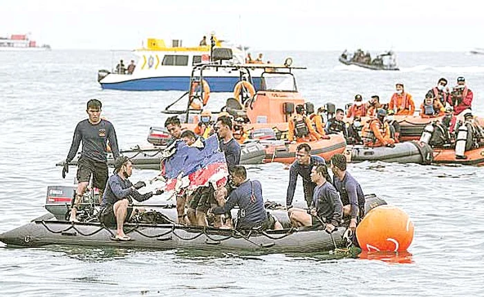 Primele indicii arată că avionul Boeing  s-a rupt în bucăţi la contactul cu apa 