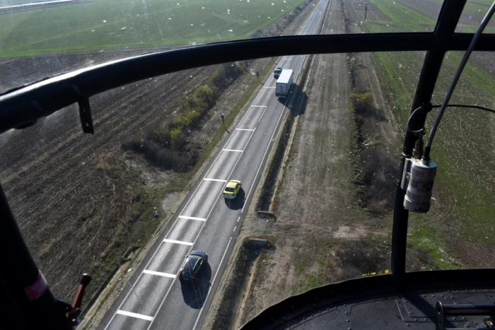 Un elicoper a venit în sprijinul poliţiştilor din Olt FOTO: IPJ Olt