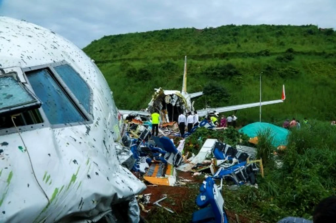 
    Aparatul, Boeing 737, care venea din Dubai, a derapat pe pistă şi fuselajul s-a rupt în două după ce a aterizatFoto: AFP  