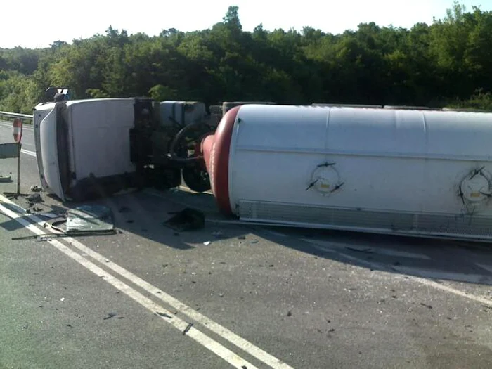 Șoferul unei cisterne a pierdut controlul vehiculului și a intrat pe contrasens unde a lovit mai multe mașin