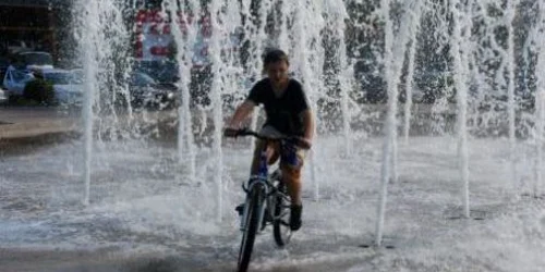 Fântânile arteziene sunt atracția pietrenilor în perioadele de caniculă