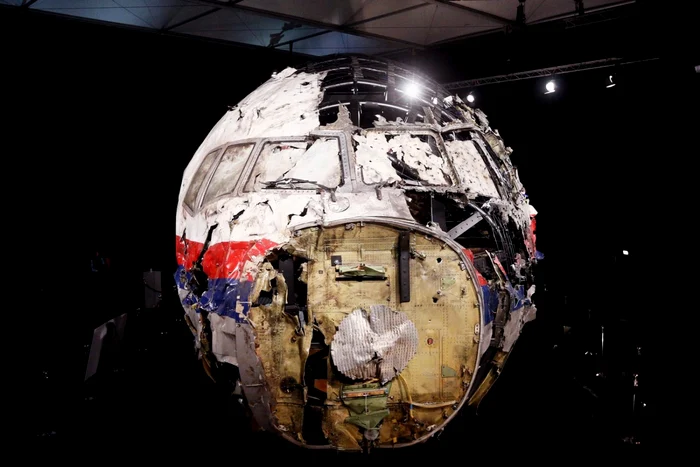 Parte a epavei avionului distrus de racheta rusească deasupra Ucrainei Foto Getty Images