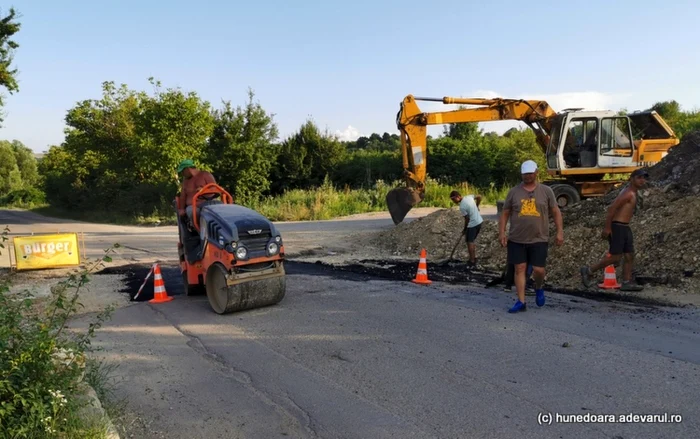 Şanţurile transversale şi gropile au fost acoperite cu asfalt, însă lucrările nu sunt suficiente pentru a reda siguranţa drumului. FOTO: Daniel Guţă. ADEVĂRUL.