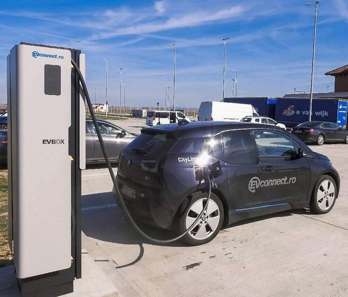 Parc pentru mașinile electrice la granița de vest. Stațiile de încărcare vor fi montate la Pecica, aproape de Nădlac