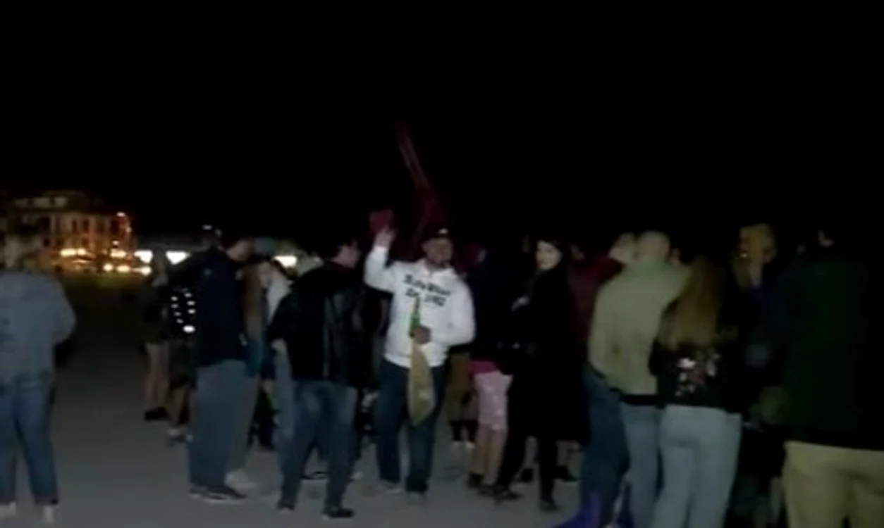 
    Tinerii au luat cu asalt Vama VecheFoto: captură video/Digi24  