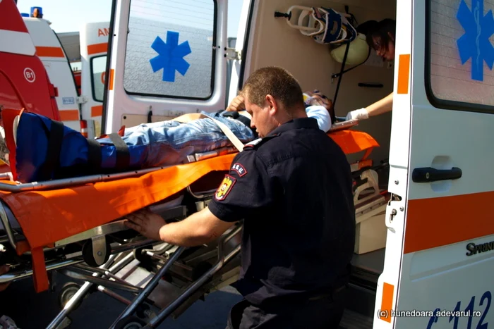 Victima a fost transportată la spital. FOTO: Daniel Guţă. ARHIVĂ.