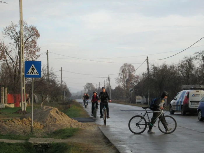 În noiembrie 2013, elevii din Fârtăţeşti au mers la şcoală cu bicicletele sau pe jos. Foto arhivă Adevărul