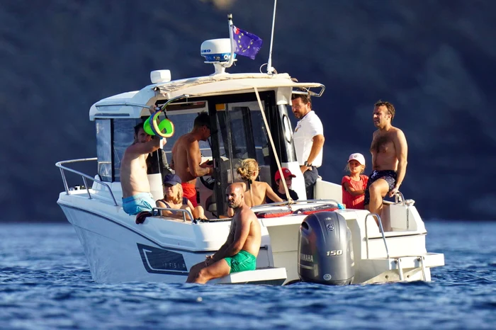 Cuplul prezidenţial s-a izolat în larg cu agenţii de pază şi câţiva apropiaţi