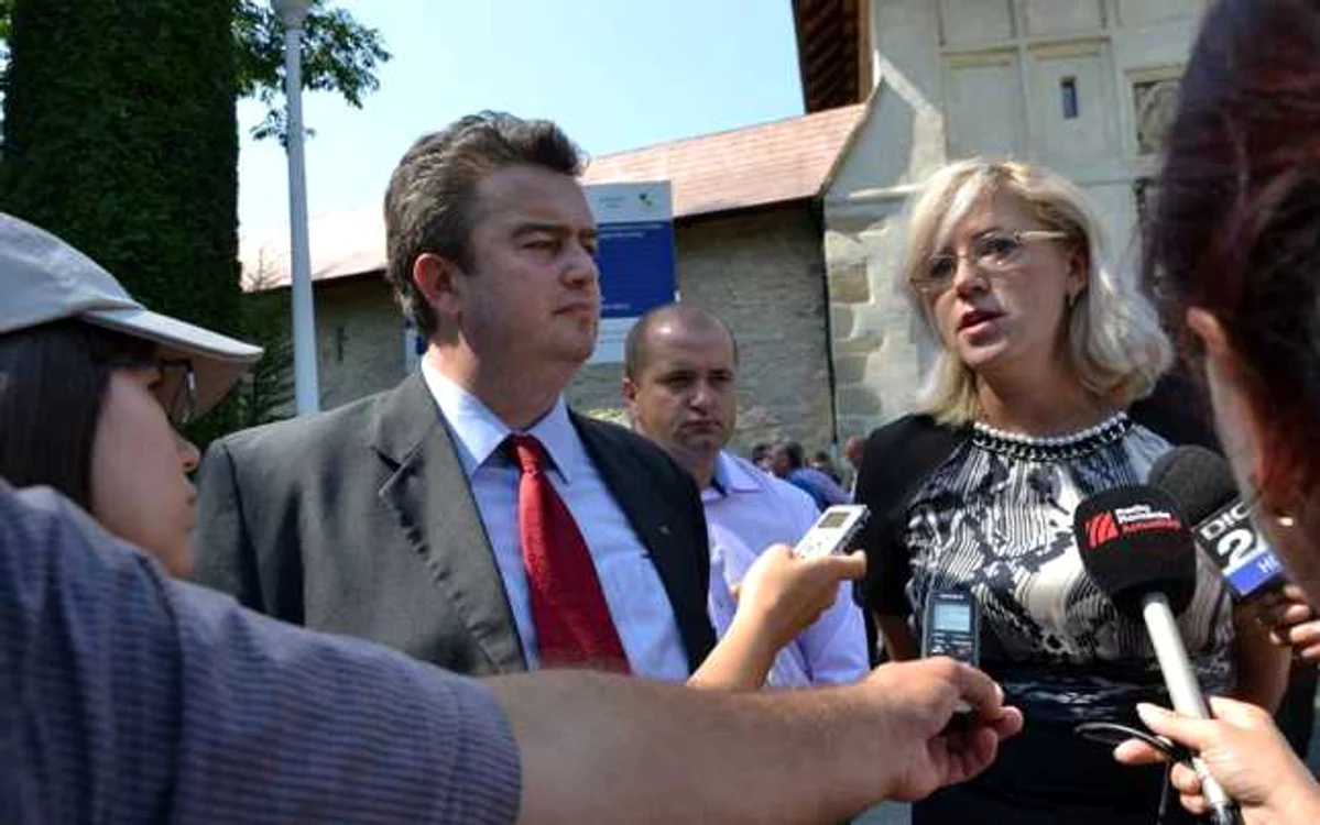 Comisarul european Corina Creţu a declarat, la Putna, că a inspectat vineri depozitul ecologic din pasul Mestecăniş şi a înţeles de la autorităţile locale că este realizat în proporţie de aproape 80% FOTO Facebook