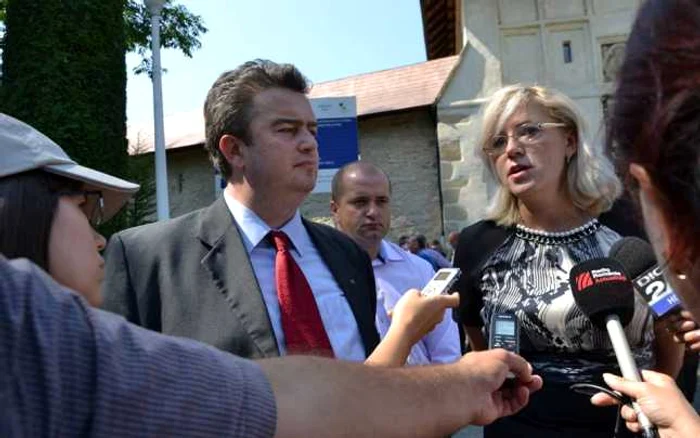 Comisarul european Corina Creţu a declarat, la Putna, că a inspectat vineri depozitul ecologic din pasul Mestecăniş şi a înţeles de la autorităţile locale că este realizat în proporţie de aproape 80% FOTO Facebook
