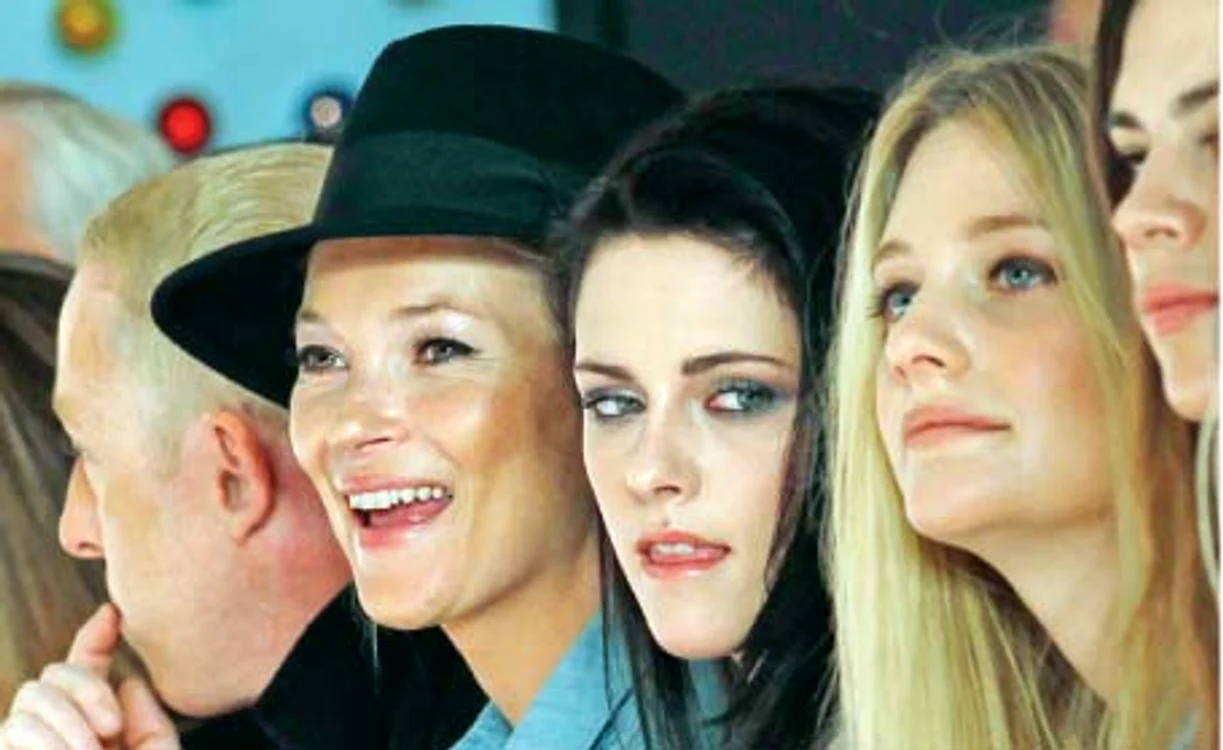 Top-modelul Kate Moss (stânga) n-a lipsit din primul rând