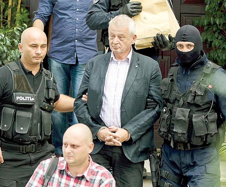 
    Sorin oprescu a fost arestat preventiv în 6 septembrie (foto: Mediafax)  