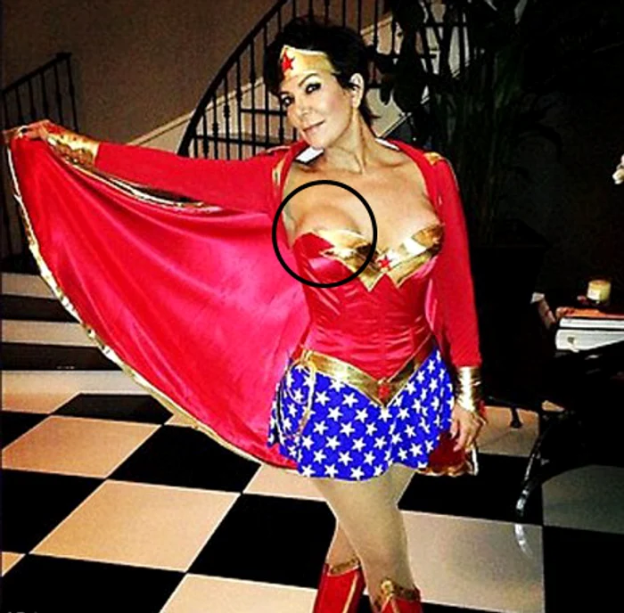 
    Kris Jenner şi sânul cu «problemă». (Foto: Twitter)  