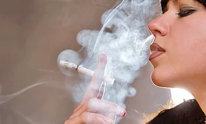 12 13 sanatate femeie fumeaza tigare fum 12 6 2008 7 53 28 pm jpeg