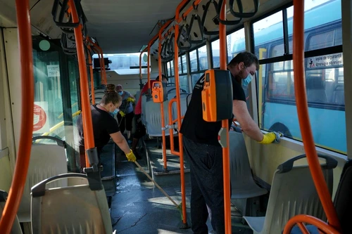 Autobuzele care ies pe traseu sunt spălate zilnicFotografii: Primăria Capitalei