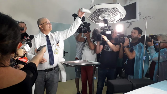 Managerul Spitalului Grigore Alexandrescu, Alexandru Ulici, spune că lampa din blocul operator este de ultimă generațiefoto: Click!