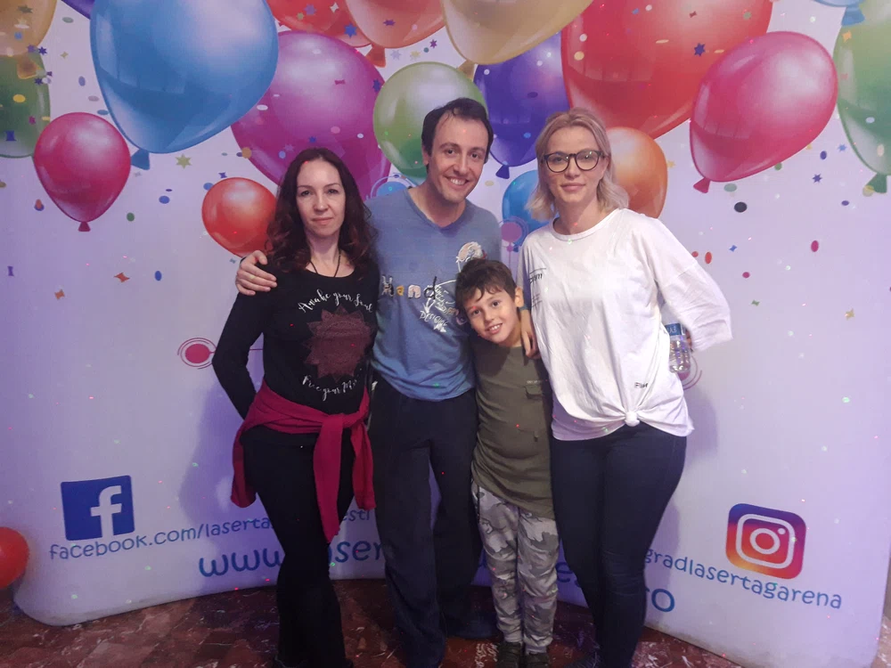 Călin Geambașu, alături de fiul său, DaviN, și de fostele iubite, Cristina Uta (stânga) și Lavinia (dreapta)
