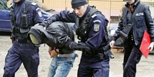 Poliţiştii au percheziţionat, ieri, zeci de locuinţe din Râmnicu Vâlcea 