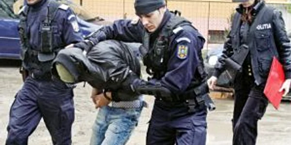 Poliţiştii au percheziţionat, ieri, zeci de locuinţe din Râmnicu Vâlcea 