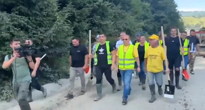 George Simion a revenit pe străzile din Broșteni, însoțit de membri AUR.FOTO: captură video Antena 3