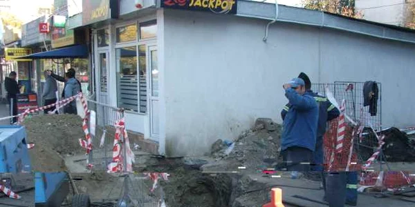Muncitorii lucrează la remedierea avariei, Foto:Corina Misăilă