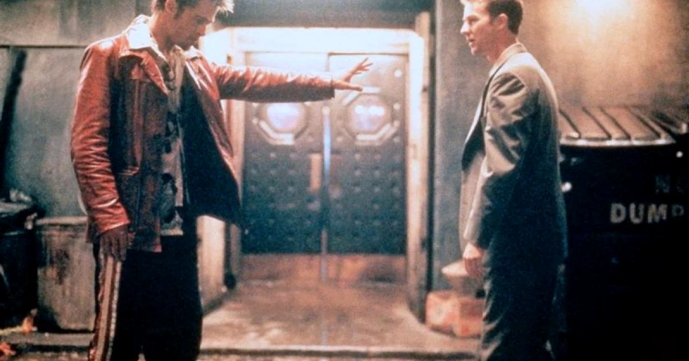Brad Pitt (Tyler Durden) şi Edward Norton (naratorul) în „Fight Club“ FOTO cinemagia.ro