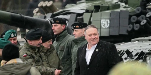 Mike Pompeo secretarul de stat American vizitează soldaţii din batalionul NATO Battle Group staţionat la Bemowo Piskie nord-estul Poloniei FOTO EPA-EFE / Tomasz Waszczuk  