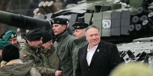Mike Pompeo secretarul de stat American vizitează soldaţii din batalionul NATO Battle Group staţionat la Bemowo Piskie nord-estul Poloniei FOTO EPA-EFE / Tomasz Waszczuk  