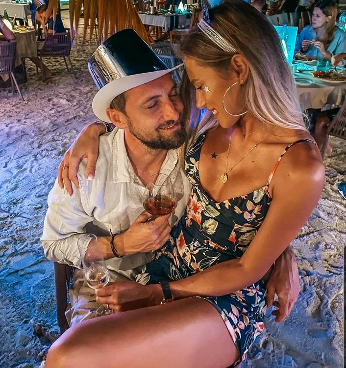 
    Karmen, Revelion alături de partener în DubaiFoto Instagram  