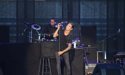 Julio Iglesias Jr  a cântat în deschiderea concertului susţinut de tatăl său, la Iaşi jpeg