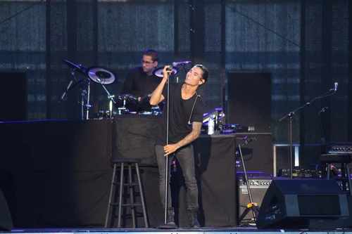 Julio Iglesias Jr a cântat în deschiderea concertului susţinut de tatăl său, la Iaşi jpeg