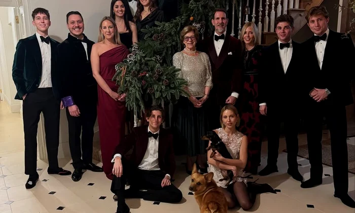 Marie Chantal cu Pavlos al Greciei și Familia Regală a Greciei de Crăciun 2024   Instagram jpg