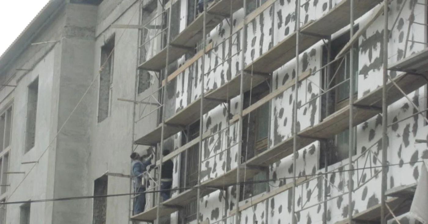 Muncitorii care reabilitează sediul IPJ Vaslui lucrează neasiguraţi FOTO: adevarul