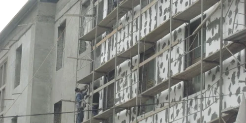 Muncitorii care reabilitează sediul IPJ Vaslui lucrează neasiguraţi FOTO