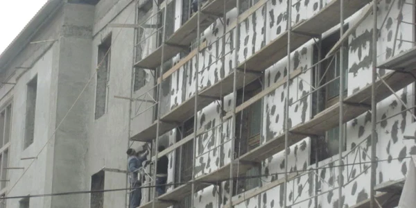 Muncitorii care reabilitează sediul IPJ Vaslui lucrează neasiguraţi FOTO