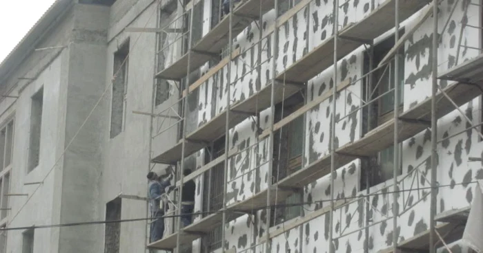 Muncitorii care reabilitează sediul IPJ Vaslui lucrează neasiguraţi FOTO: adevarul