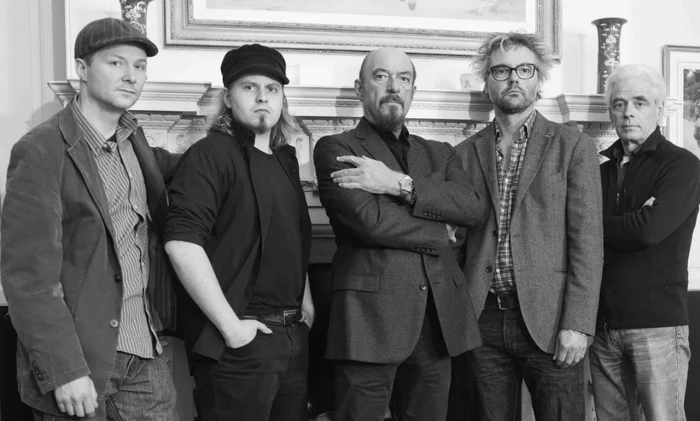 Trupa Jethro Tull, avându-l în centru pe liderul Ian Anderson FOTO jethrotull.com